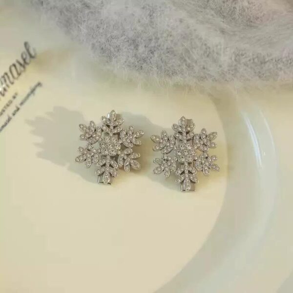 Crystal Wonderful Snowflake Pearl Hair Clip - Image 2